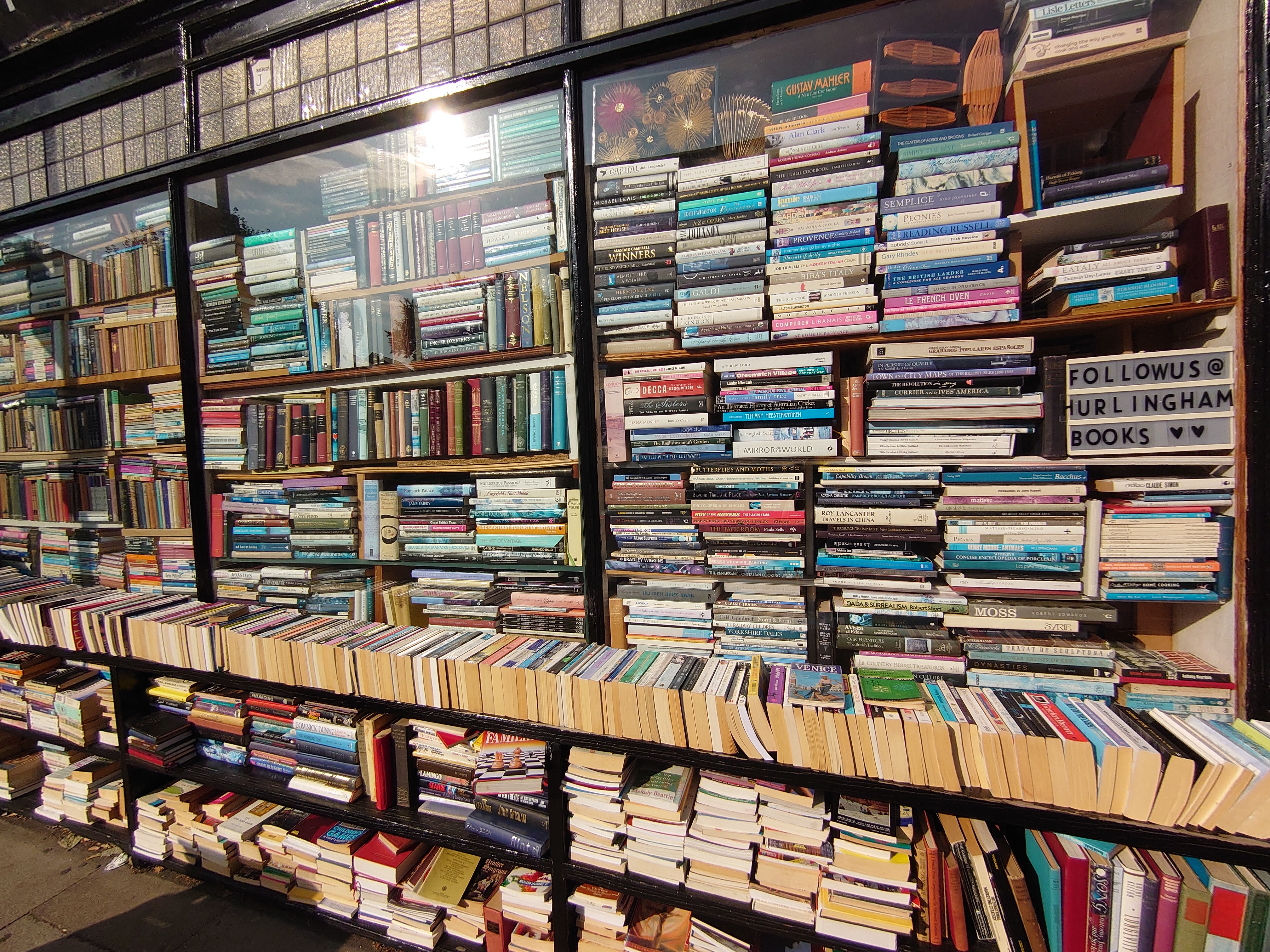 秘密の地下倉庫は古本ワンダーランド – Hurlingham books